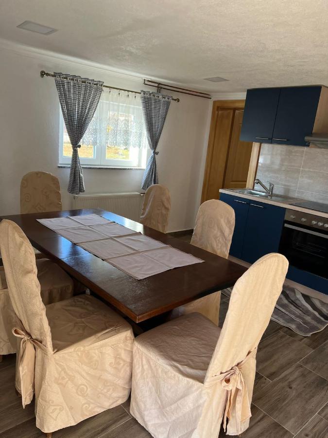 Apartmani Albatros Perusic Екстериор снимка